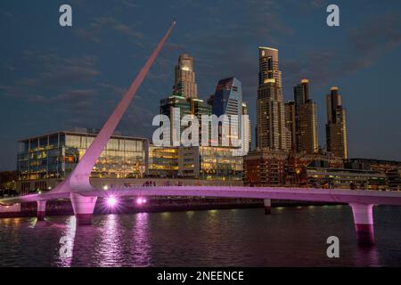 Puente de la Mujer am Abend, Brücke am spanischen Architekten Santiago Calatrava, Dock 3, Puerto Madero, Buenos Aires, Argentinien Stockfoto