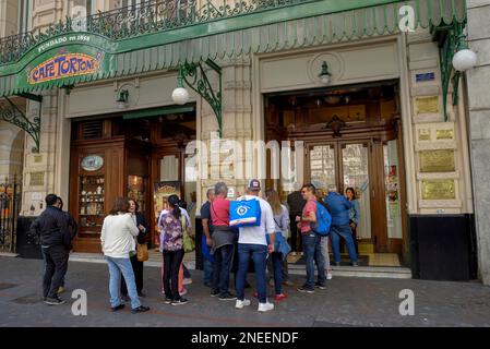 Besucher vor dem Café Tortoni, Café an der Avenida de Mayo, Buenos Aires, Argentinien Stockfoto