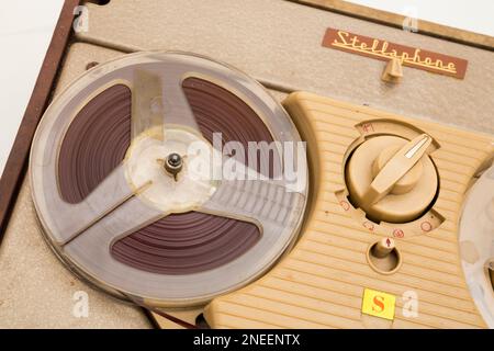 Stellaphone Rolle-zu-Rolle-Recorder mit High-Fidelity-Audio-Band von Synchrotape, typisch für 1950er- und 1960er-Geräte. Britisches Studio. (133) Stockfoto