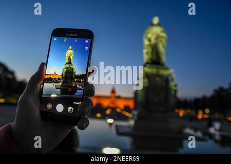 Denkmal des Großherzogs Karl Friedrich von Badenon das Handy Schlossplatz im Schloss Karlsruhe Stockfoto