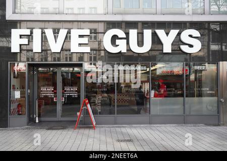 Hannover, Deutschland - 2. März 2020: Five Guys Fast Casual Burger Restaurantkette hat vor kurzem eine lokale Filiale eröffnet Stockfoto