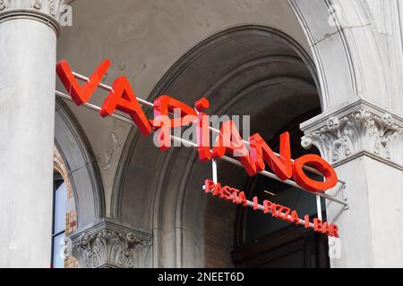 Hannover, Deutschland - 2. März 2020: Vapiano-Logo-Schild in der örtlichen Niederlassung der deutschen Franchise-Restaurantkette, das italienische Speisen wie Pizza und Pasta serviert Stockfoto