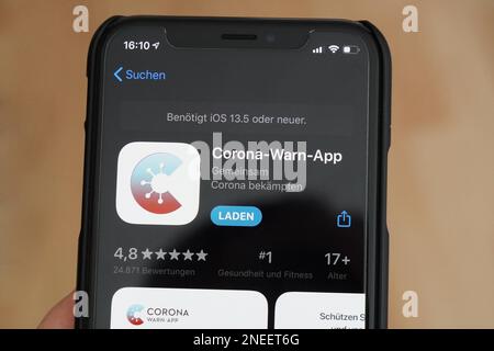 Hannover, Deutschland - 17. Juni 2020: Die offizielle deutsche Corona-warn-App auf iPhone X. die Corona-Covid-19-WARNING-App wurde von Robert Koch veröffentlicht Stockfoto