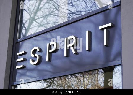 Hannover, Deutschland - 2. März 2020: Schild mit dem Markennamen Esprit im örtlichen Modegeschäft Stockfoto