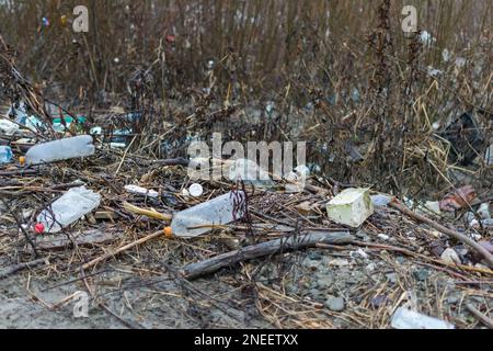 Plastische Verschmutzung der Flüsse Somesul Mare und Somesul Mic aus RUMÄNIEN Stockfoto