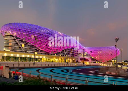 Abu Dhabi. Vereinigte Arabische Emirate. Yas Marina Viceroy Hotel in der Abenddämmerung. Januar 2020 Stockfoto