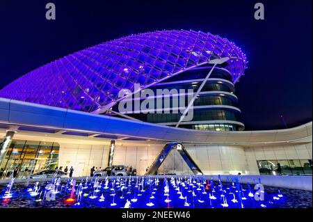 Abu Dhabi. Vereinigte Arabische Emirate. Yas Marina Viceroy Hotel in der Abenddämmerung. Januar 2020 Stockfoto