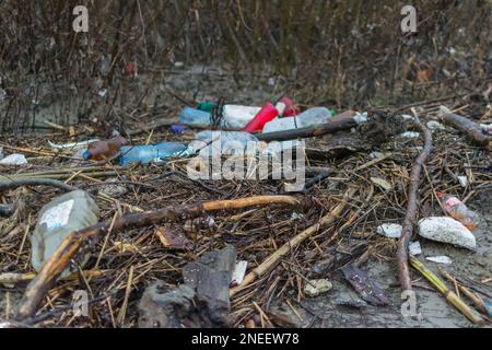 Plastische Verschmutzung der Flüsse Somesul Mare und Somesul Mic aus RUMÄNIEN Stockfoto