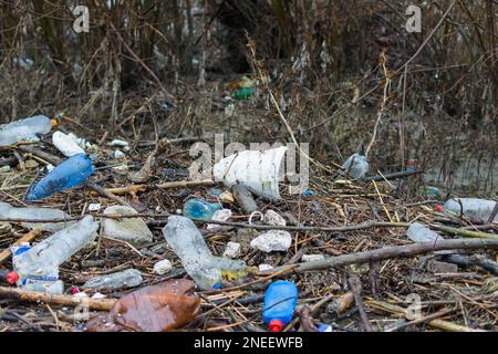 Plastische Verschmutzung der Flüsse Somesul Mare und Somesul Mic aus RUMÄNIEN Stockfoto