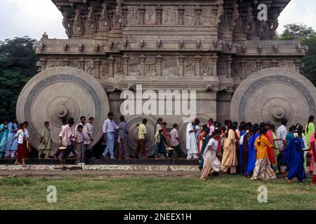 101feet m hoher Steinwagen mit 11 Fuß großen Steinrädern; Touristen in Valluvar Kottam; Gedenkstätte für den tamilischen Dichter Thiruvalluvar in Chennai; Madras, Tamil Stockfoto