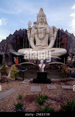 65 Meter hohe Statue von Lord Shiva, eines der beliebtesten spirituellen Reiseziele in Bengaluru; Bangalore, Karnataka, Indien Stockfoto