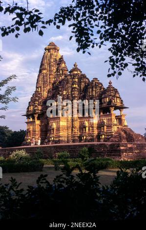 Vishvanatha; Vishwanatha-Tempel westliche Tempel von Khajuraho, Madya Pradesh, Indien. UNESCO-Weltkulturerbe. 10. Jahrhundert Stockfoto