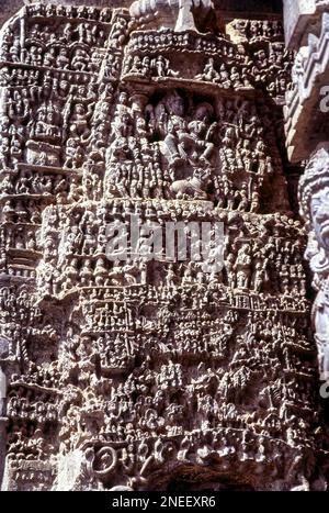 Details zum Berg Kailash Shiva und Parvathi auf dem Berg Kailash im Sri Chennakeshava Tempel aus dem 12. Jahrhundert Hoysala Tempel in Belur, Südindien Stockfoto