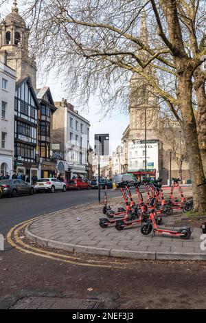 VOI Hop-on-Hop-off e-Scooter zur Miete, High Street, Bristol City Centre, England, Großbritannien Stockfoto