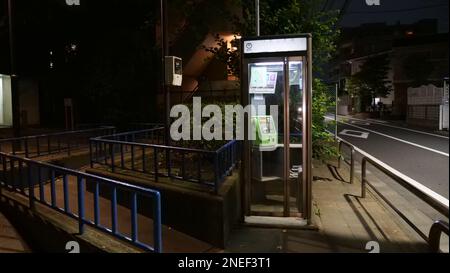 Eine öffentliche Telefonzelle in Tokio, Japan. Stockfoto