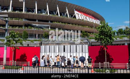 Eine Menge versucht, Fotos vom Olympiastadion in Tokio zu machen. Stockfoto