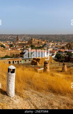 Schornsteine unterirdischer Höhlenhäuser in der Gegend Barrio de Cuevas von Guadix, einer Stadt in Andalusien im Süden Spaniens. Stockfoto