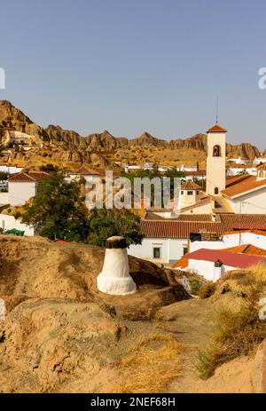 Schornsteine unterirdischer Höhlenhäuser in der Gegend Barrio de Cuevas von Guadix, einer Stadt in Andalusien im Süden Spaniens. Stockfoto