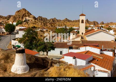 Schornsteine unterirdischer Höhlenhäuser in der Gegend Barrio de Cuevas von Guadix, einer Stadt in Andalusien im Süden Spaniens. Stockfoto