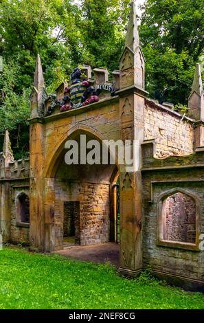 Die Gothick Torbogen im Garten am Renishaw Hall Derbyshire England UK Stockfoto