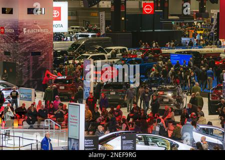 Chicago, IL, USA - 15. Februar 2023: Besucher der jährlich stattfindenden Chicago Auto Show 2023 am Mittwoch. Stockfoto