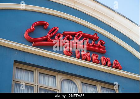 Neonschild an der Hauptfassade des Electric Cinema auf der Portobello Road, eines der ältesten aktiven Kinos in Großbritannien. London, England, Großbritannien. Stockfoto