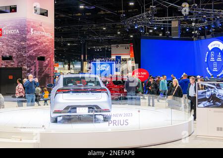 Chicago, IL, USA - 15. Februar 2023: Besucher des Toyota Prius 2023 auf der Chicago Auto Show 2023. Stockfoto