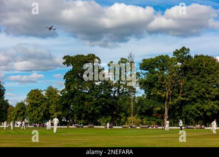 Dorfcricket-Karte im Toft Cricket Club in Knutsford Cheshire England, ein traditioneller Sommersport. Stockfoto