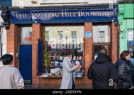 Die Leute kommen an der Einkaufsmeile des Notting Hill Buchladens vorbei. Blenheim Crescent, London, England, Großbritannien Stockfoto