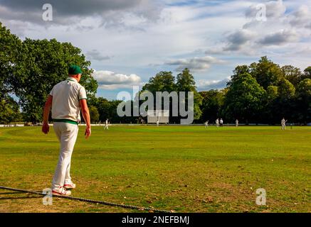 Dorfcricket-Karte im Toft Cricket Club in Knutsford Cheshire England, ein traditioneller Sommersport. Stockfoto