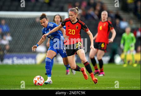 Italiens Arianna Caruso (links) und Belgiens Julie Biesmans kämpfen beim Arnold Clark Cup-Spiel im Stadium MK, Milton Keynes, um den Ball. Foto: Donnerstag, 16. Februar 2023. Stockfoto