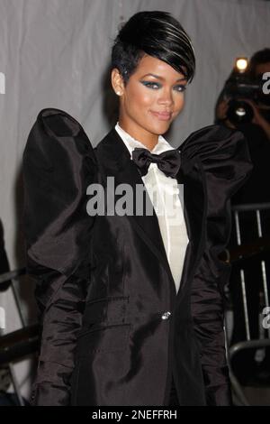 Rihanna besucht die Gala des Metropolitan Museum of Art's Annual Costume Institute und feiert am 4. Mai 2009 die Ausstellung „das Modell als Muse: Die Verkörperung der Mode“ in New York City. Foto: Henry McGee/MediaPunch Stockfoto