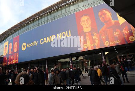 Die Fans kommen zum Spiel der UEFA Europa League auf der ersten Etappe im Spotify Camp Nou, Barcelona. Foto: Donnerstag, 16. Februar 2023. Stockfoto