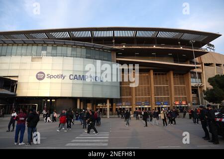 Die Fans kommen zum Spiel der UEFA Europa League auf der ersten Etappe im Spotify Camp Nou, Barcelona. Foto: Donnerstag, 16. Februar 2023. Stockfoto