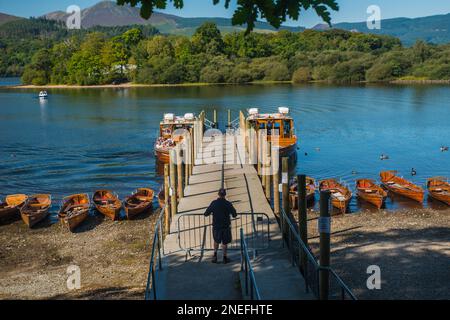 Eine symmetrische Szene der Keswick Bootsrampe auf dem Derwent Water Lake, Lake District National Park, Cumbria, England Stockfoto