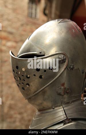 Nahaufnahme einer Rüstung, einer Art Kampfhelm, der im 15. Jahrhundert entwickelt wurde. Stockfoto