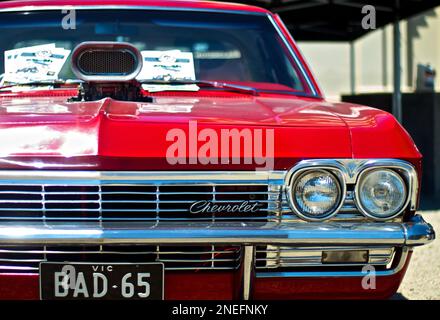 Muscle on Wheels: Der schlanke und kraftvolle Red Chevrolet Impala Stockfoto