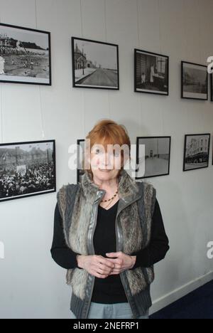 Deborah Patricia Watling, Debbie Watling, englische Schauspielerin, bekannt als Victoria Waterfield in Doctor Who Dr Who Informelles Portrait in Barking, London Stockfoto