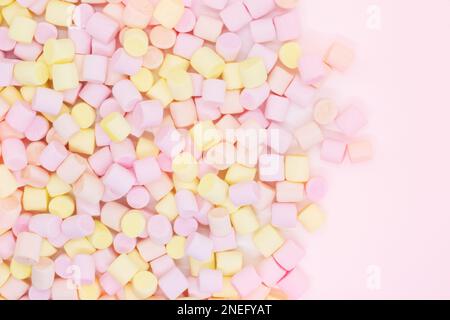 Marmellow Air Marshmallow Nahaufnahme auf pinkfarbenem Hintergrund, Pastellfarben, leichtes Dessert. Speicherplatz kopieren Stockfoto