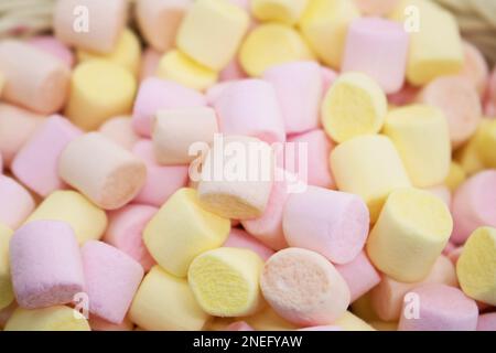 Marmellow Air Marshmallow Nahaufnahme auf pinkfarbenem Hintergrund, Pastellfarben, leichtes Dessert. Speicherplatz kopieren Stockfoto