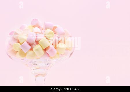 Marmellow Air Marshmallow Nahaufnahme auf pinkfarbenem Hintergrund, Pastellfarben, leichtes Dessert. Speicherplatz kopieren Stockfoto