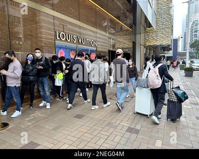 Käufer stehen vor einem Luxusgeschäft in Tsim Sha Tsui in der Schlange. 12FEB23 SCMP/Oscar Liu Stockfoto