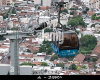 Eine Seilbahn auf dem San Bernardo Hill in Salta, Argentinien. Stockfoto