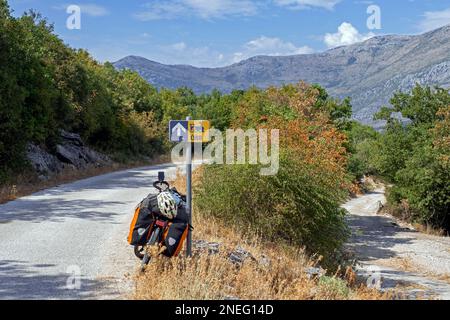 Trekking Bike auf dem Ciro Trail, Fahrradstrecke von Dubrovnik nach Mostar entlang einer nicht mehr aktiven Eisenbahnlinie im Südwesten von Bosnien und Herzegowina Stockfoto