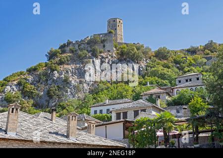 Mittelalterliches befestigtes und ummauertes osmanisches Dorf Počitelj in der Stadt Čapljina, südlich von Mostar, Kanton Herzegowina-Neretva, Bosnien und Herzegowina Stockfoto