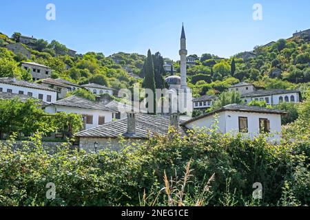 Šišman Ibrahim Paša Moschee / Hadži-Alija Moschee im alten Dorf Počitelj in der Stadt Čapljina, Kanton Herzegowina-Neretva, Bosnien und Herzegowina Stockfoto