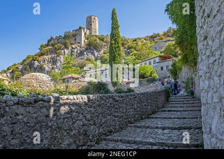 Mittelalterliches befestigtes und ummauertes osmanisches Dorf Počitelj in der Stadt Čapljina, südlich von Mostar, Kanton Herzegowina-Neretva, Bosnien und Herzegowina Stockfoto