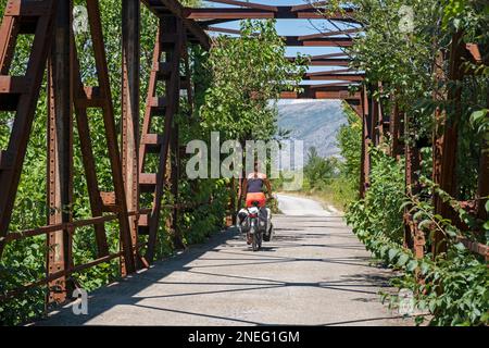 Radfahren über die alte Brücke auf dem Ciro Trail, Fahrradstrecke von Dubrovnik nach Mostar entlang der nicht mehr genutzten Eisenbahnlinie, Südwesten Bosnien und Herzegowinas Stockfoto