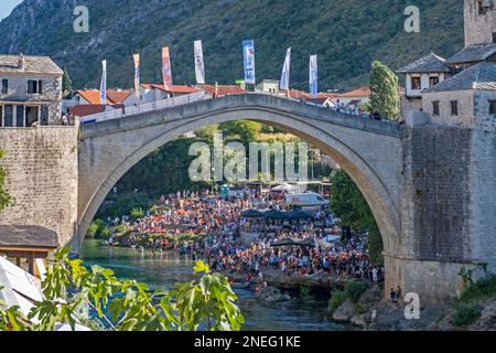 Jährlicher Tauchwettbewerb auf der osmanischen Brücke Stari Most aus dem 16. Jahrhundert in der Stadt Mostar, Kanton Herzegowina-Neretva, Bosnien und Herzegowina Stockfoto