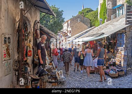Touristen und Souvenirläden in der Altstadt von Mostar aus dem 16. Jahrhundert, erbaut von den Osmanen, dem Kanton Herzegowina-Neretva, Bosnien und Herzegowina Stockfoto